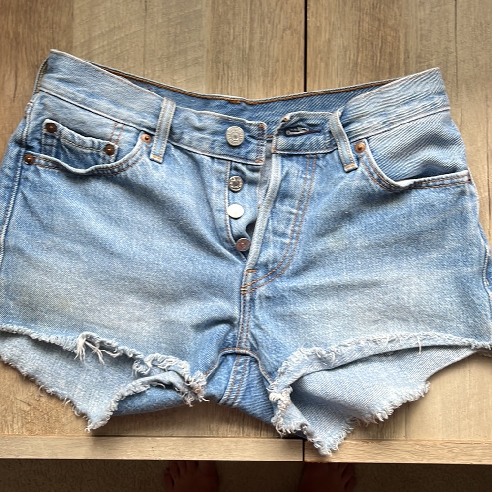 Levi denim jean shorts size 25